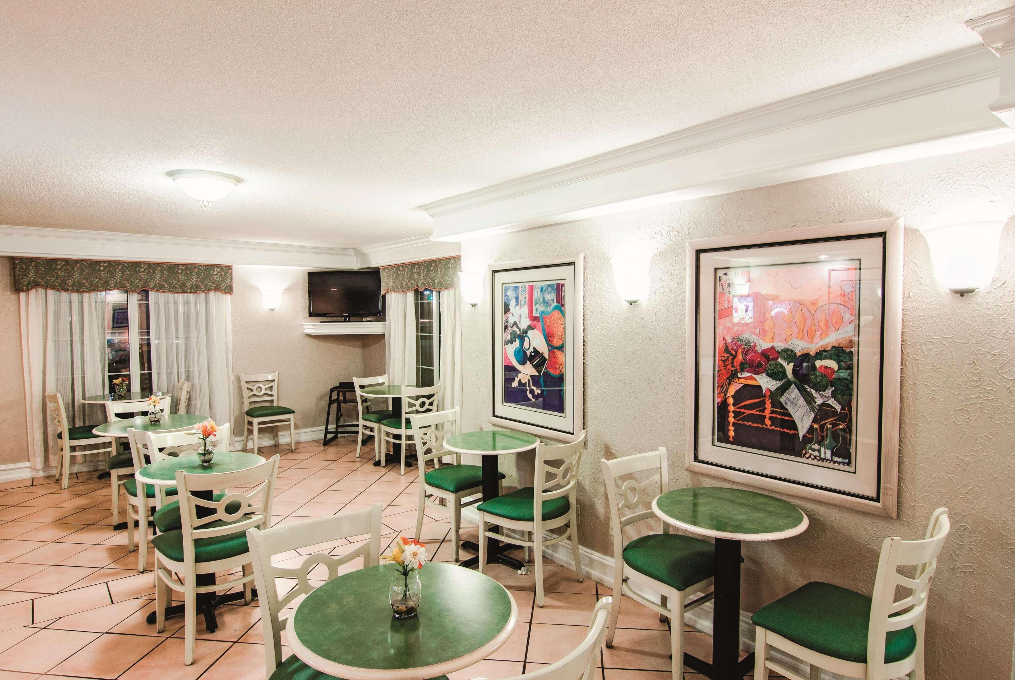 La Quinta Inn By Wyndham Indianapolis Airport Lynhurst Extérieur photo
