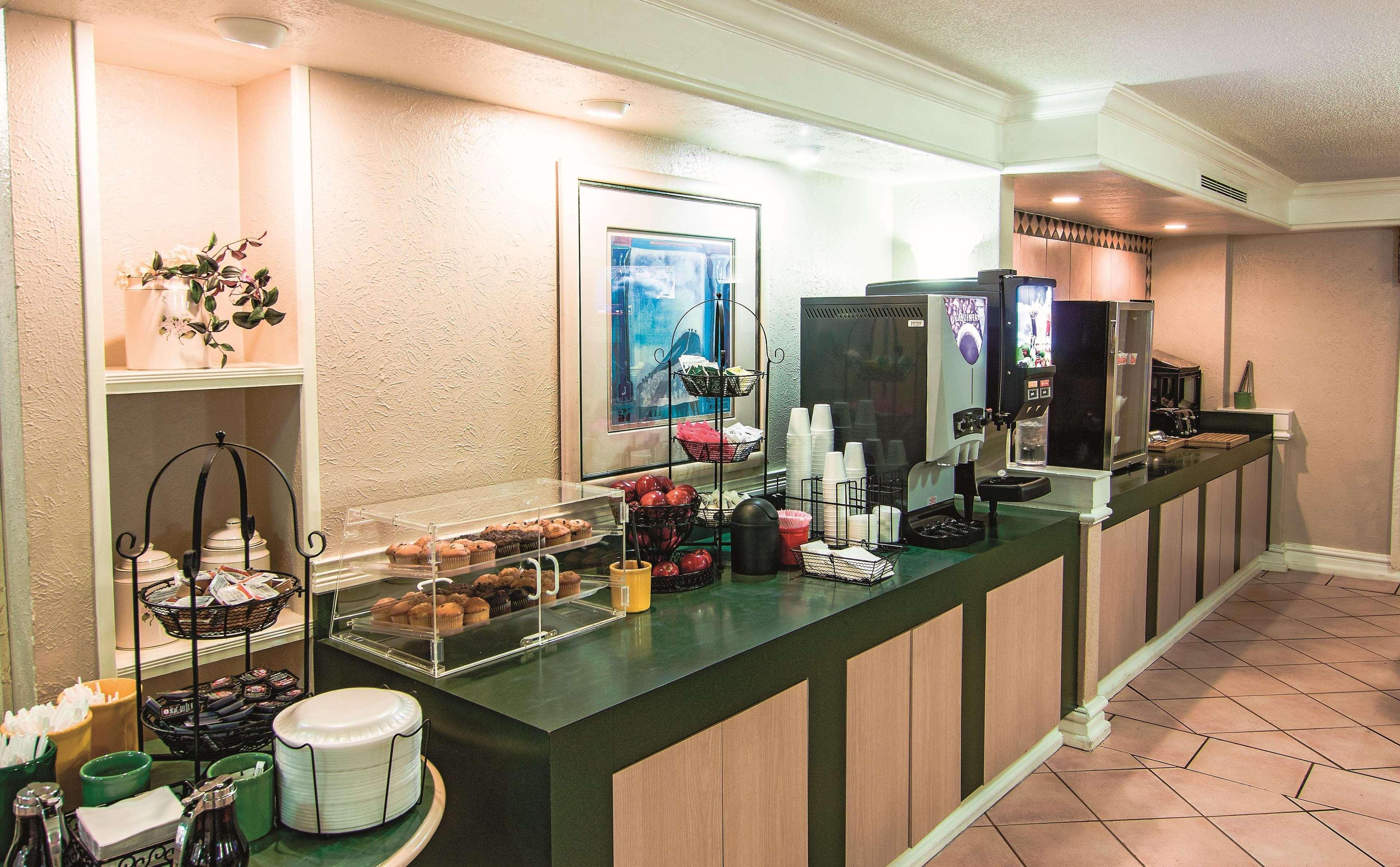 La Quinta Inn By Wyndham Indianapolis Airport Lynhurst Extérieur photo